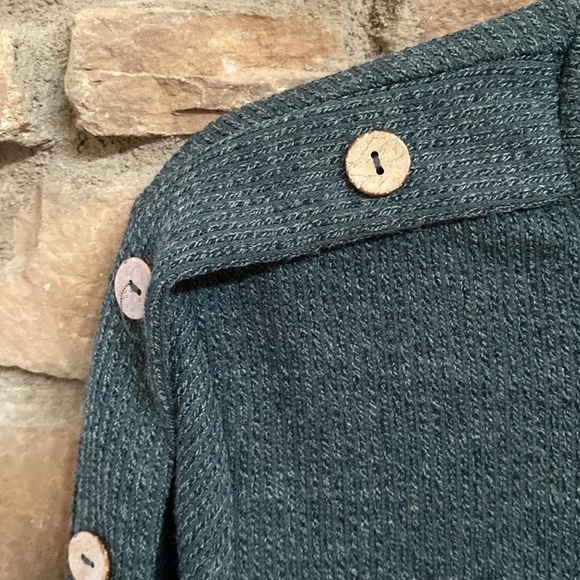 NWT Cure hi-low green sweater with wooden button detail. Size 2XL - Picture 3 of 8